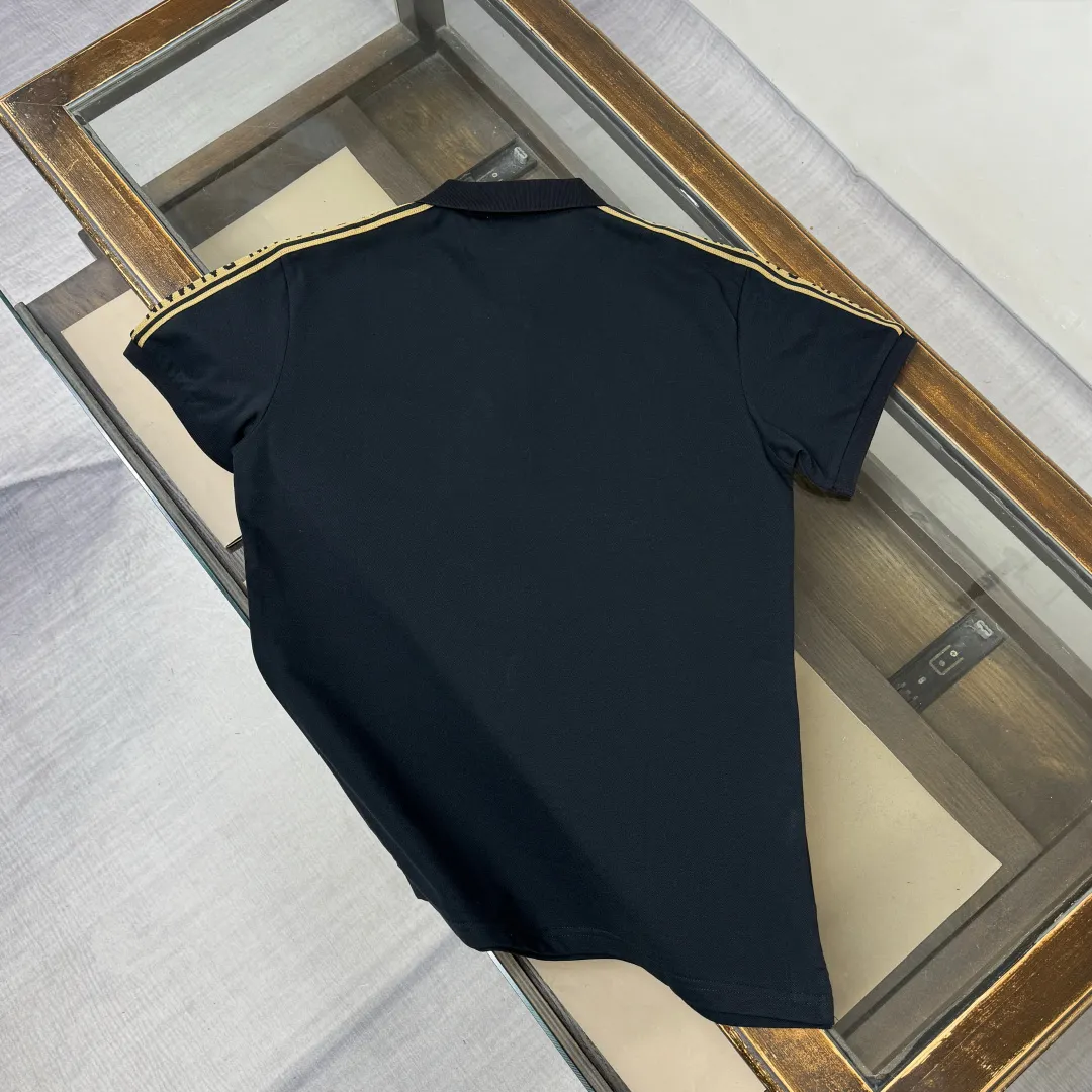 Lapel C🌟BALMAIN 2026 Newest Arrival business casual short-sleeved lapel polo shirt ~ Highly recommended ✅ Same Style for men and women ~ The fitted tailoring sets off the minimalist design style, showing the elegant style at a glance! As a brand that pursues design and tailoring techniques, the materials used will never disappoint! High count mercerized cotton material! The fabric surface is fine and smooth, soft and skin-friendly, the cotton is full and elastic, and the upper body is high-end yet crisp and stylish👍 Color: Black White Size: M L XL XXL 3XL (please state your height and weight when placing an order!)
